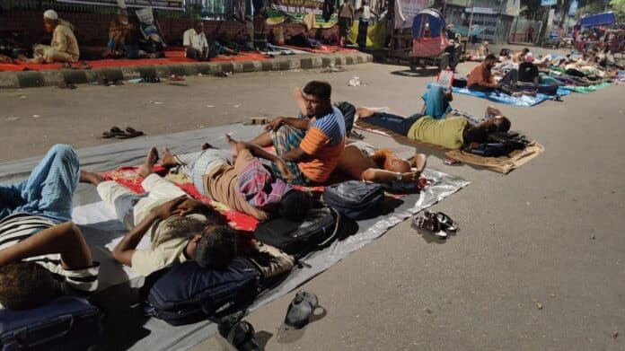 শাহবাগে চাকরিচ্যুত বিডিআরদের আর্তনাদ।