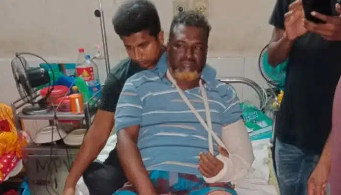 যশোরে চাঁদা না দেওয়ায় ইউপি চেয়ারম্যানকে পিটিয়ে হাত-পা ভাঙল সন্ত্রাসীরা।