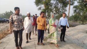 কুড়িগ্রাম ডিসি নুসরাত সুলতানা কুড়িগ্রাম ডিসি পার্ক নির্ধারিত স্থান ঘুরে দেখছেন।
