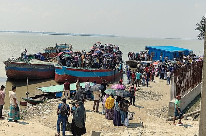 চিলমারী নদী বন্দরে ফেরি চলাচল রহস্যজনকভাবে বন্ধ, দুর্ভোগে যাত্রী ও চালকরা।