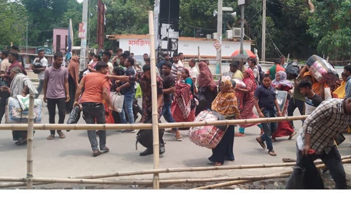 বেনাপোলে ভারতীয়দের ‘লাগেজ পার্টি’: বিজনেস ভিসায় চোরাচালান, দেশীয় শিল্প হুমকিতে।