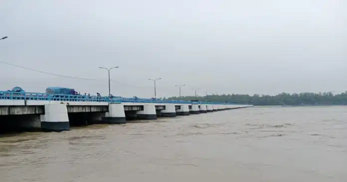 দ্রুত বাড়ছে তিস্তা ও ধরলার পানি, খুলে দেওয়া হয়েছে ৪৪ জলকপাট।