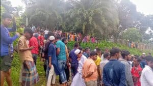 নদীতে ভেসে উঠল সিএনজি, বিকেলে মিলল চালকের লাশ।
