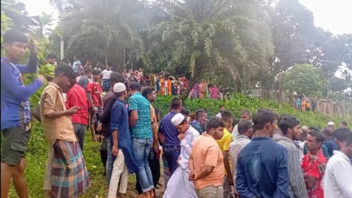নদীতে ভেসে উঠল সিএনজি, বিকেলে মিলল চালকের লাশ।